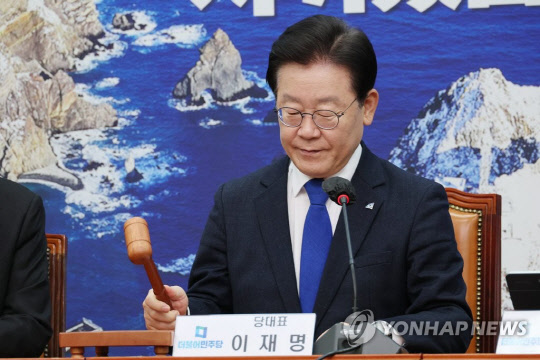 이재명 더불어민주당 대표가 18일 오전 국회에서 열린 최고위원회의에서 의사봉을 두드리고 있다.<연합뉴스>